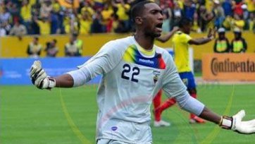 Вратарь сборной Эквадора провел матч с переломом кисти