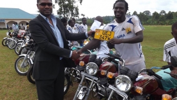 В Уганде футболистам подарили такси для подработки
