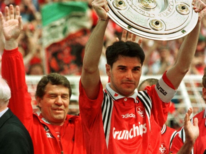 9-е мая 1998-го года. Чириако Сфорца и Отто Рехагель празднуют чемпионский титул Кайзерслаутерна