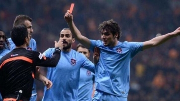 Судья удалил четверых игроков «Трабзонспора», чтобы гарантировать победу «Галатасараю»