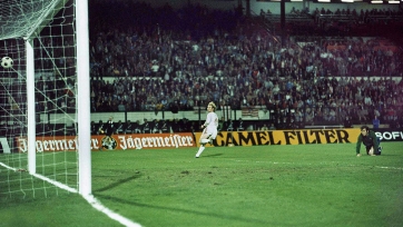 Ули Хенесс забивает один из мячей в ворота «Атлетико» в переигровке финала КЧ-1974