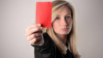 В матче регионального каталонского первенства судья показал красную карточку болельщику