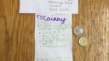 Маленький фанат «Фулхэма» отдал свои карманные деньги игроку команды, чтобы тот научил его играть