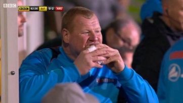 Вратарь «Саттон Юнайтед» может быть наказан за то, что съел пирог во время матча (видео)