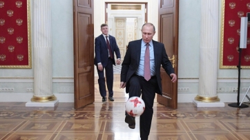 Путин почеканил мяч вместе с Марадоной, Роналдо и другими звёздами футбола (видео)
