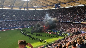 Фанаты «Гамбурга» сорвали концовку матча с «Боруссией», «динозавры» впервые вылетели из Бундеслиги