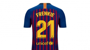 Технический спонсор «Барселоны» хочет, чтобы на футболке де Йонга не было его фамилии