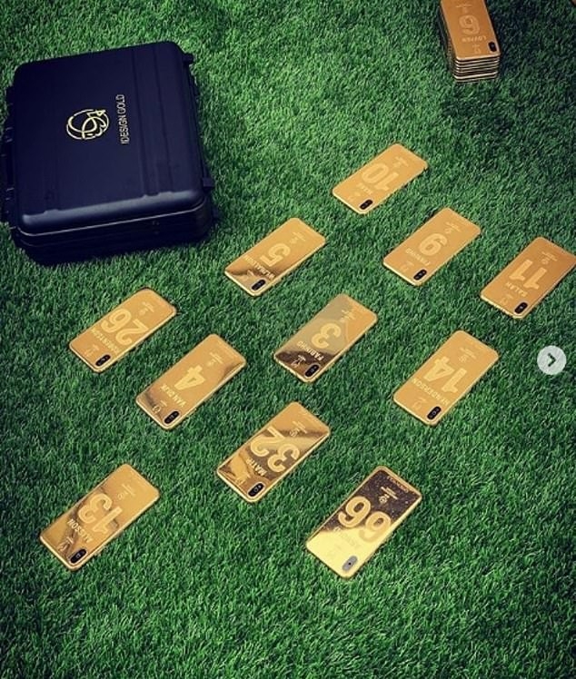 Игроки «Ливерпуля» получили именные золотые айфоны за победу в Лиге чемпионов. Фото