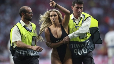 Мужик спародировал девушку, выбежавшую на поле во время финала Лиги чемпионов. Видео