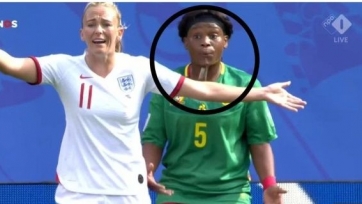 Скандал в женском футболе. Футболистка сборной Камеруна плюнула в соперницу на чемпионате мира. Видео