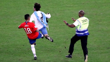 Игрок сборной Чили ногой ударил выбежавшего на поле фаната. Видео
