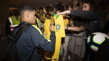 Болельщики устроили горячий прием сборной Бразилии в Рио. Фото