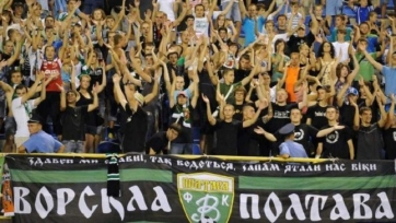 Фанаты «Ворсклы» отобрали клубный флаг у болельщиков «Днепра-1». Фото