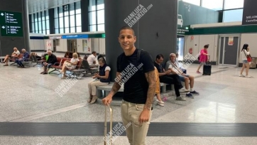 Защитник «Севильи» прилетел в Италию. Вскоре он станет игроком «Аталанты»