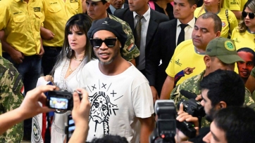Роналдиньо арестован в Парагвае
