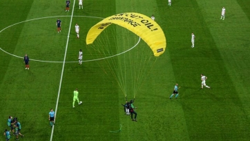 На парашюте на матч Евро-2020 Франция – Германия. Видео